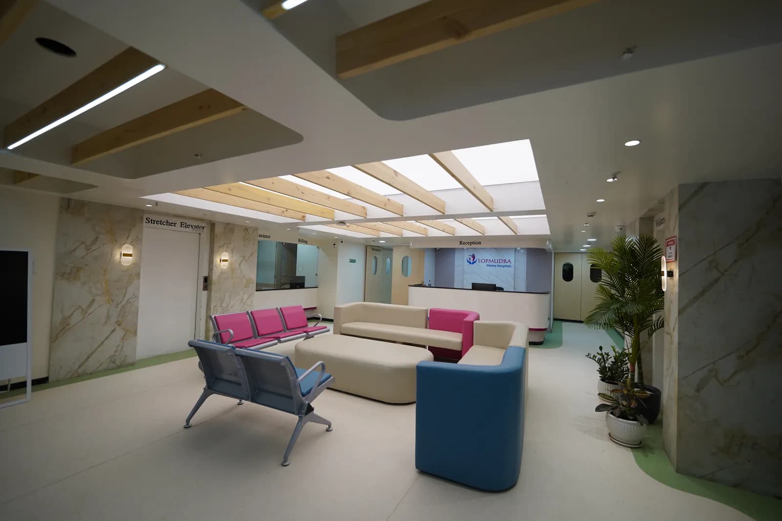 Ground-floor waiting lounge with sofas