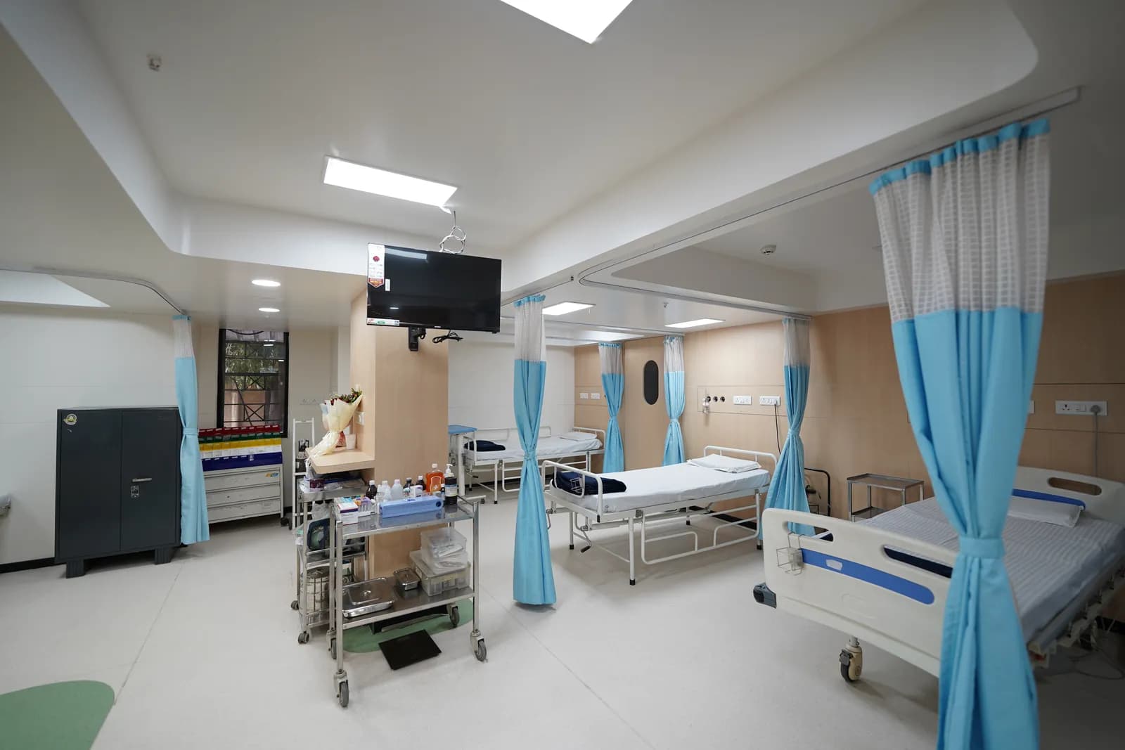 Ward with beds and privacy curtains