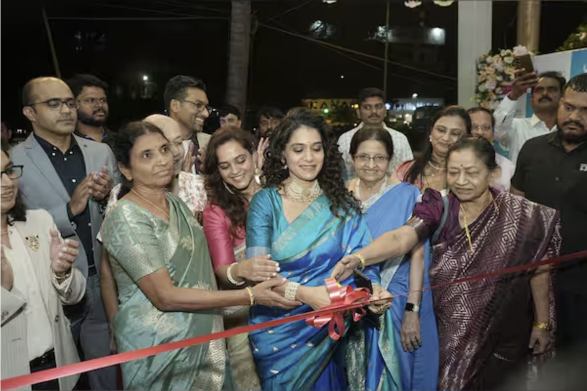 Ribbon-cutting at the opening of Lopmudra Meera Hospitals, Camp–Swargate, Pune